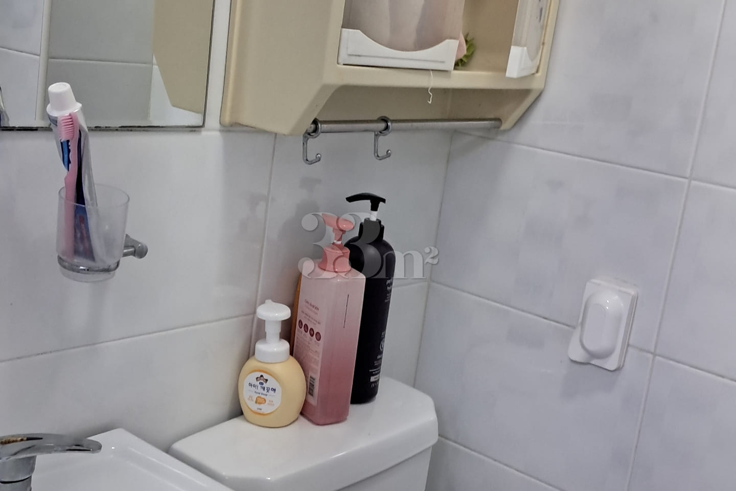 A clean house near Starbucks. 10th image