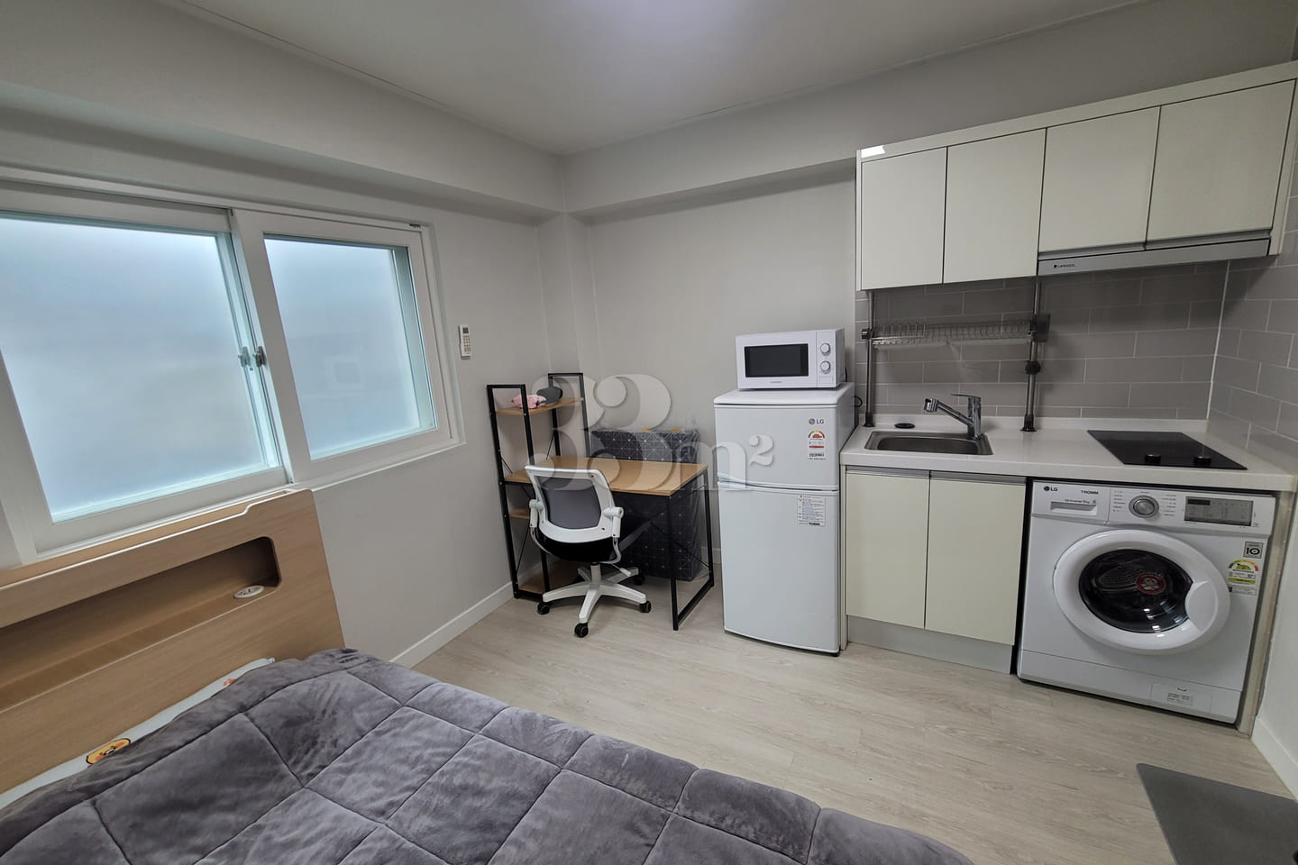 Studio apartment within walking distance of J 2th image