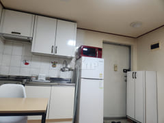 Studio apartment with a commute to Gangnam 4th image