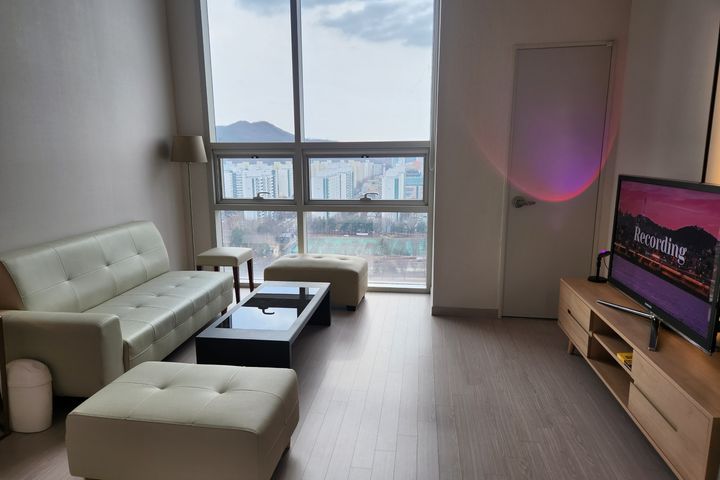 Right by the subway station. Spacious duplex 3th image