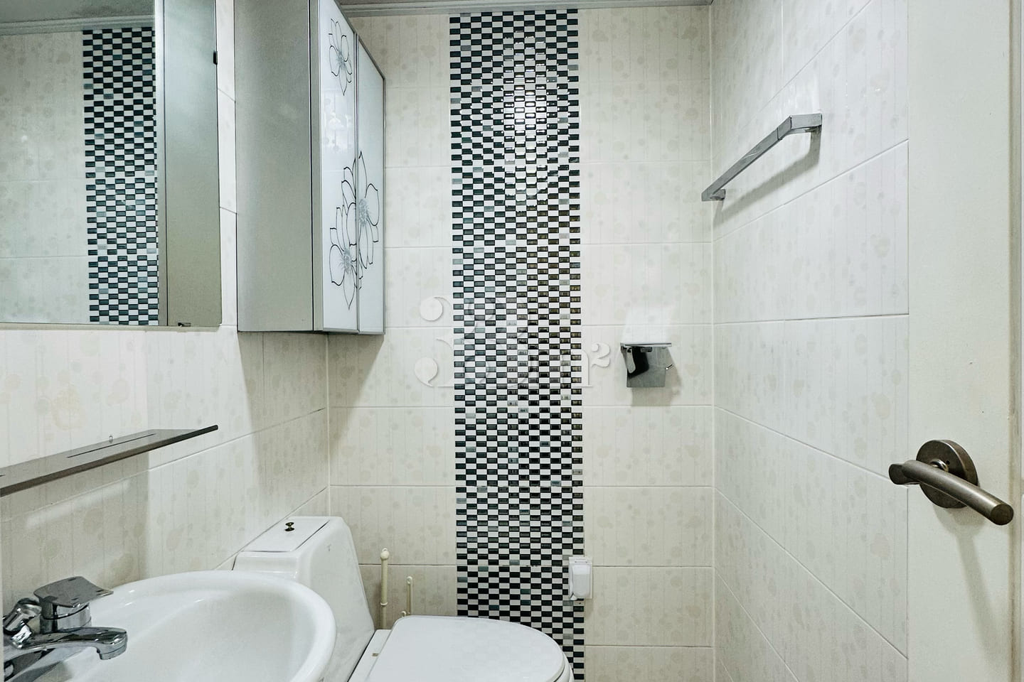 Women-only, fully furnished apartment near th 10th image