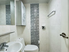 Women-only, fully furnished apartment near th 10th image