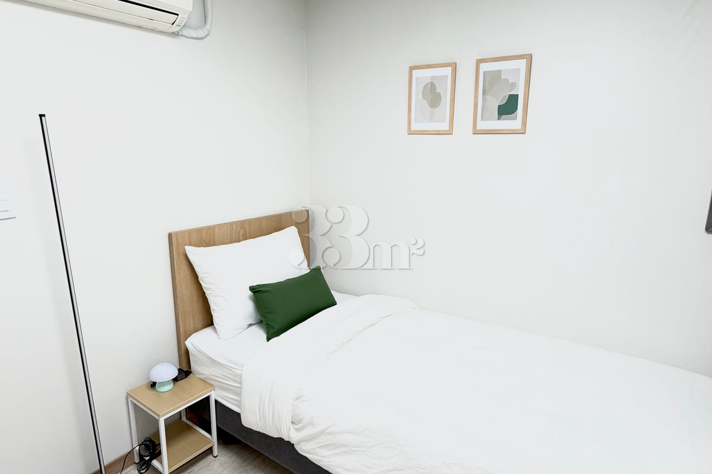 4 minutes to Sinchon, 9 minutes to Hongdae (o 2th image