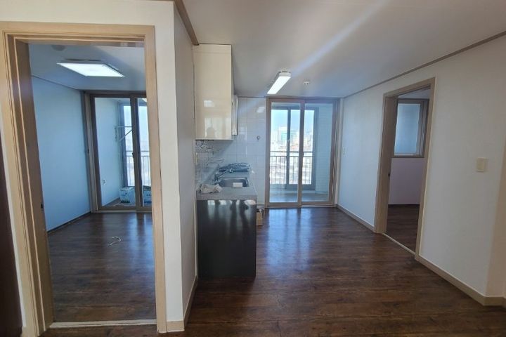 An apartment with incredible airflow 10th image