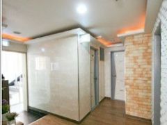 Studio-type room with an exterior window, Roo 7th image