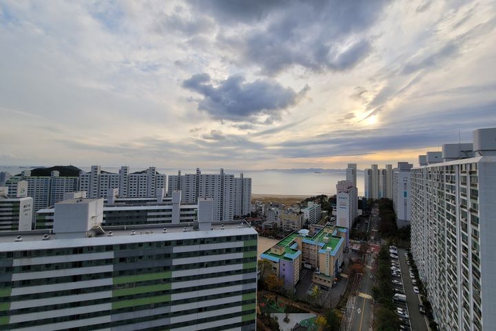 Apartment with a view of the beach 1th image