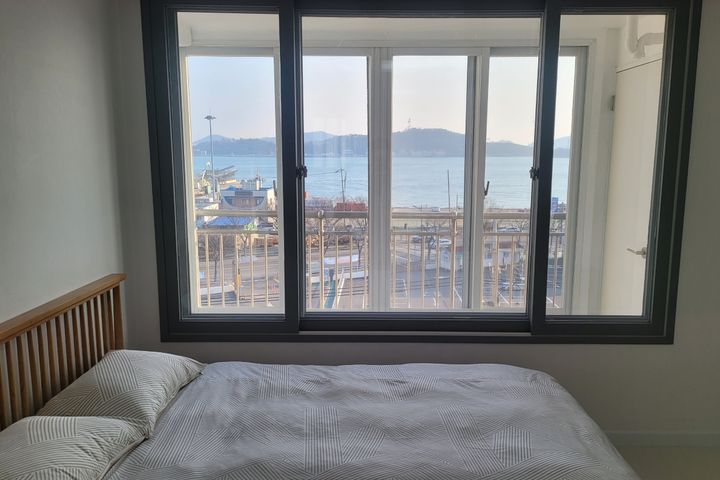 3-bedroom apartment with an ocean view 5th image