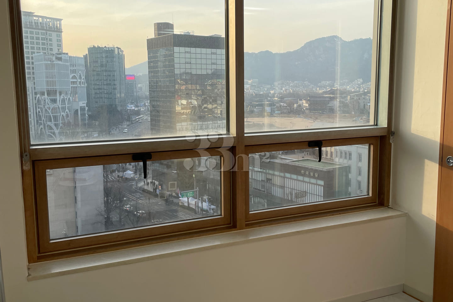 Spacious officetel connected to Anguk Station 10th image