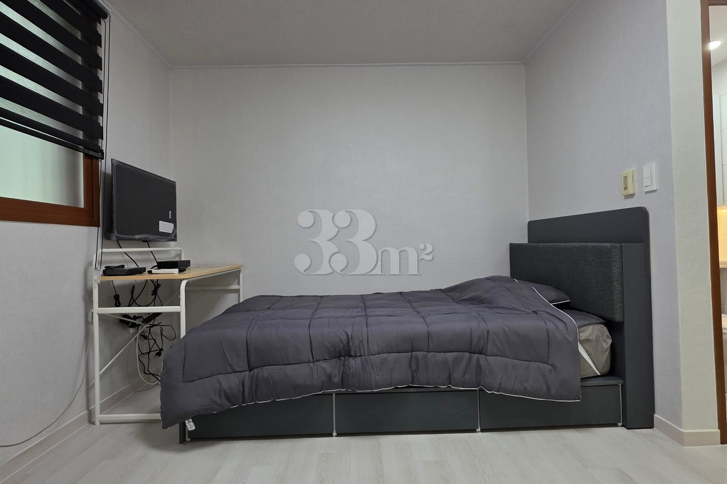 It is a neat studio apartment. 2th image