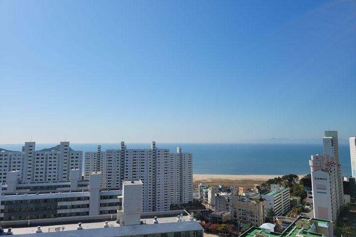 Apartment with a view of the beach 0th image
