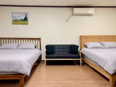 Quadruple Room with 2 Queen Beds 0th image