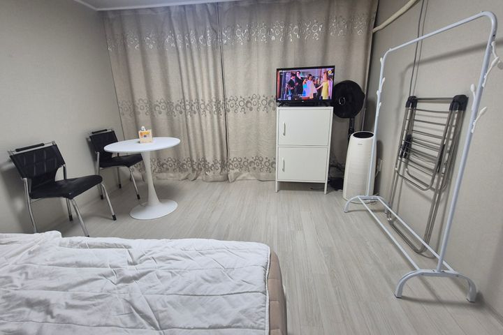 Large room with parking for pets 3th image