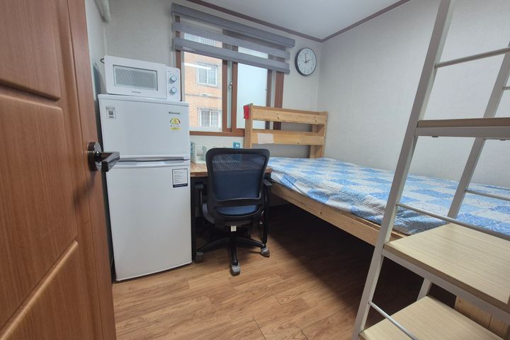 A sun-drenched room. 1th image