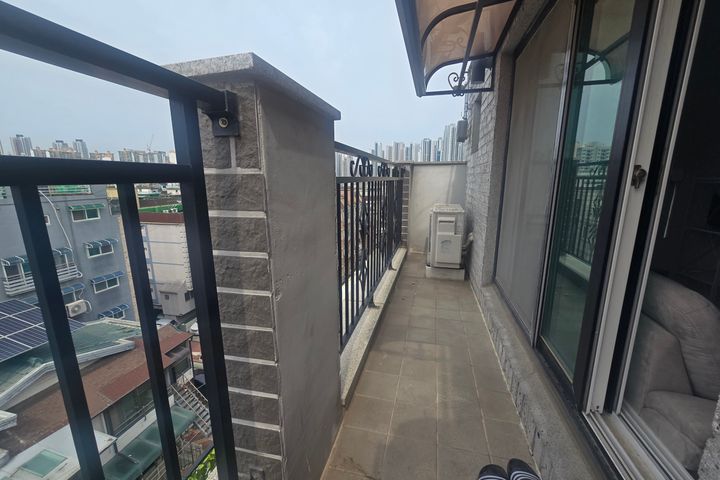 Clean Gaebong-dong unit with a small terrace 11th image