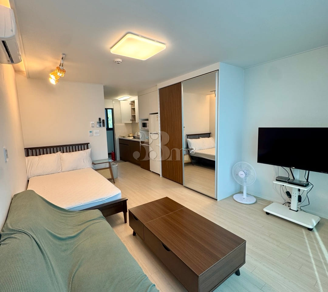 Short-term rental: Newly built, fully furnish 4th image