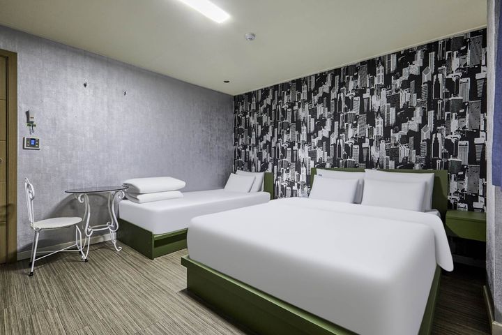 A clean twin-bed accommodation 1th image