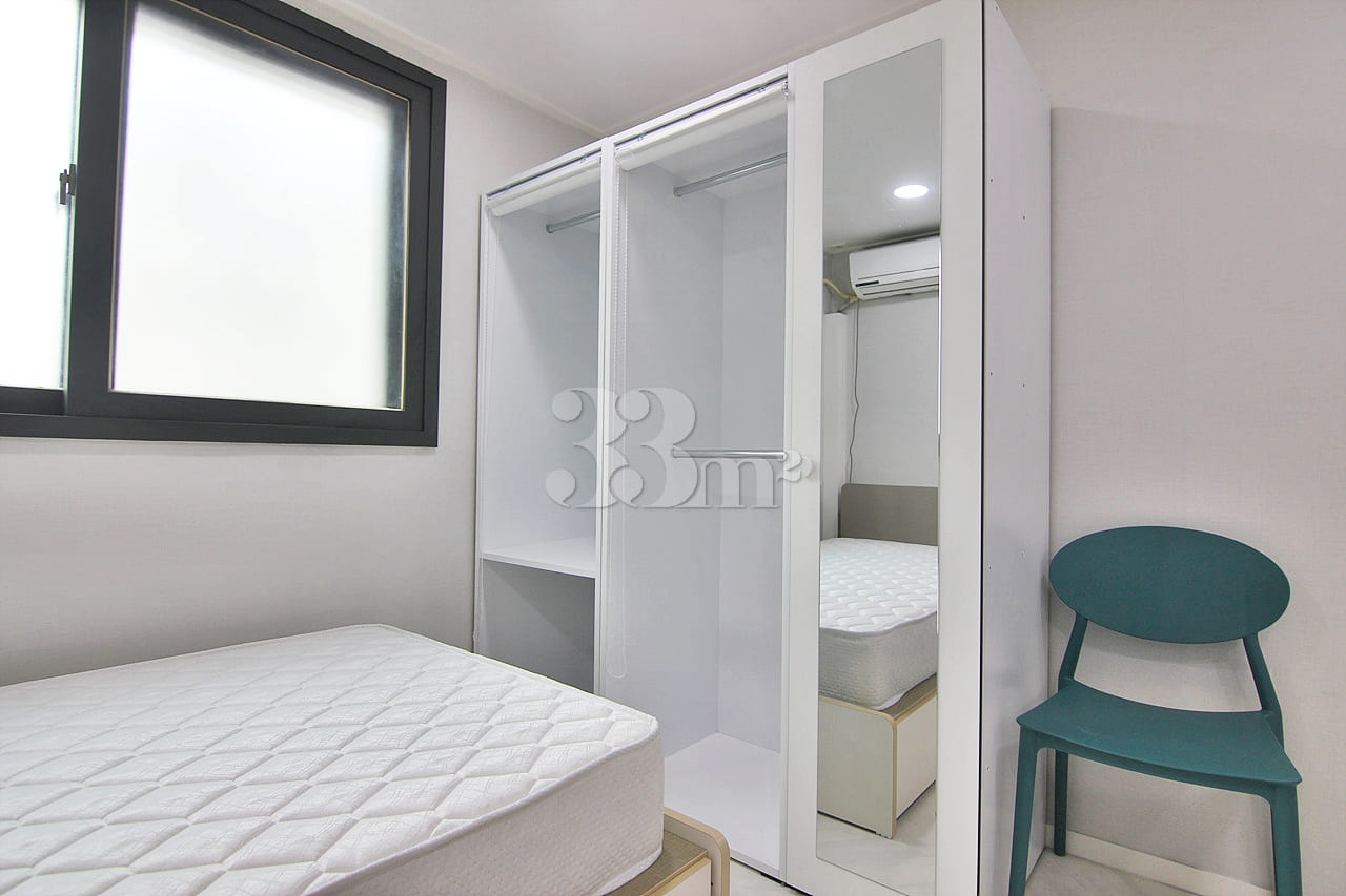 42 Studio Apartment on a Main Road in Hongdae 4th image