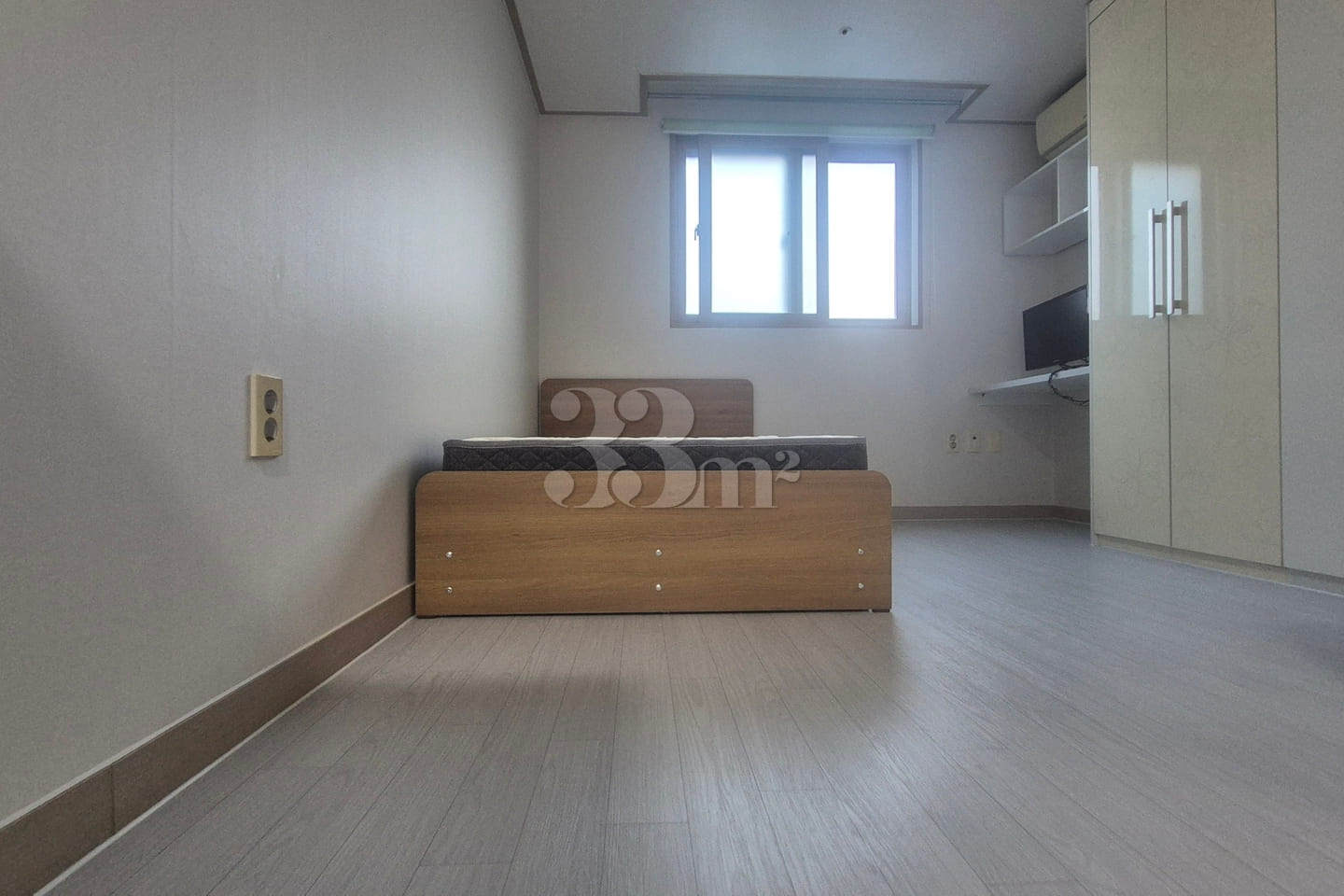 White-themed studio, 3 minutes from Mangpo St 8th image