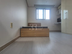 White-themed studio, 3 minutes from Mangpo St 8th image