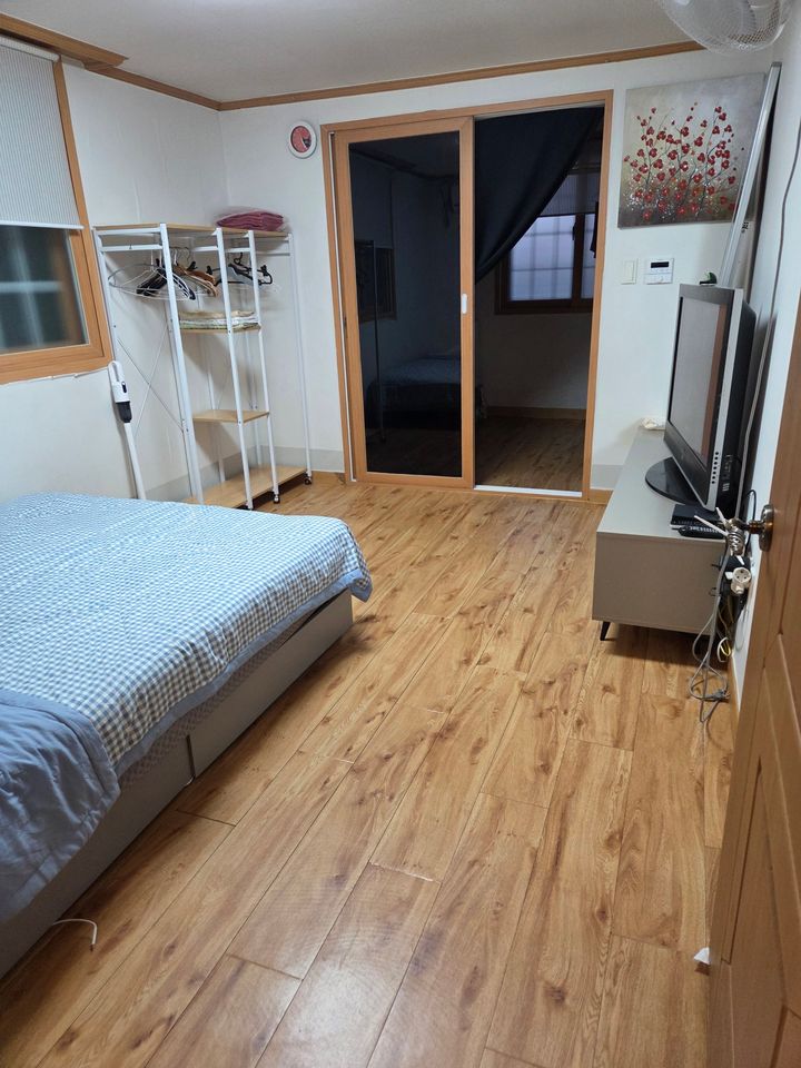 A quiet house with convenient transportation. 방 이미지