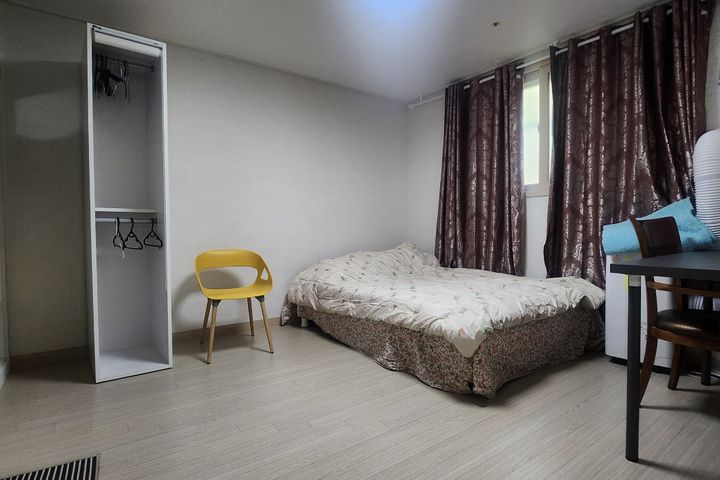 3-bedroom, 2-bathroom apartment near the subw 7th image