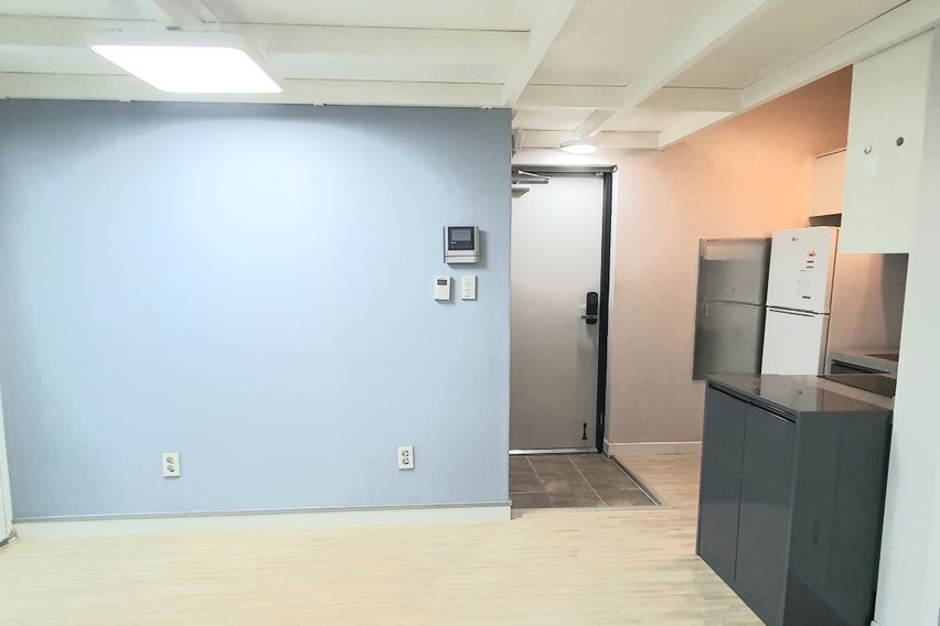 C House in front of Myongji University 12th image