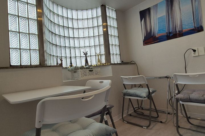 Large Room E (with exterior window) 13th image