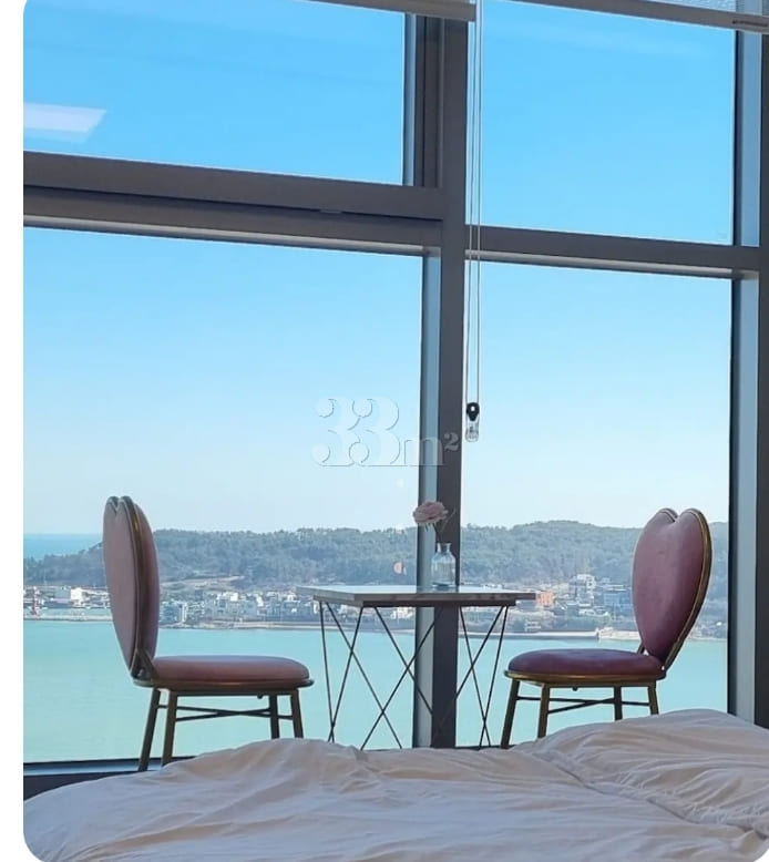 The sky and sea are full of sunlight. 0th image