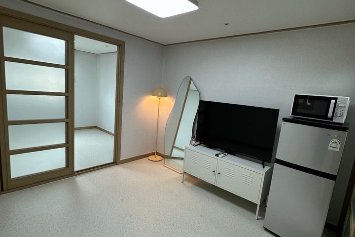 Fully furnished two-bedroom apartment near By 4th image