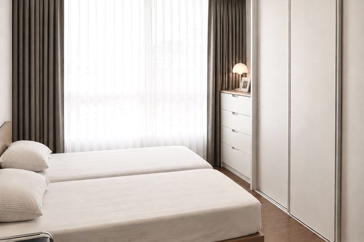 Fully furnished unit with great natural light 3th image