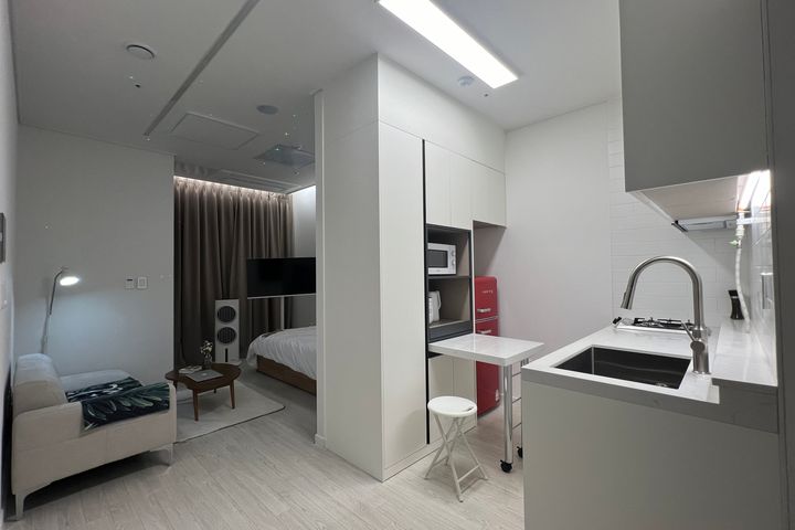J2๐Fully-furnished Studio Apartment with a G 4th image