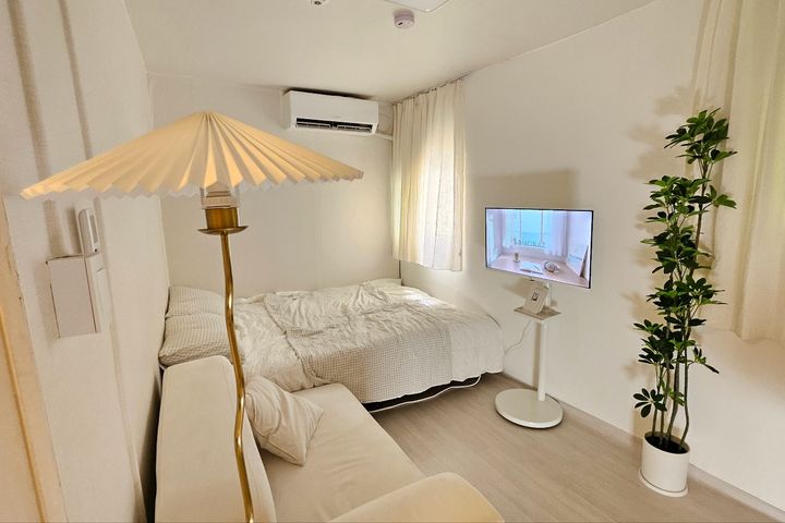 Cozy 2-Room Unit 0th image