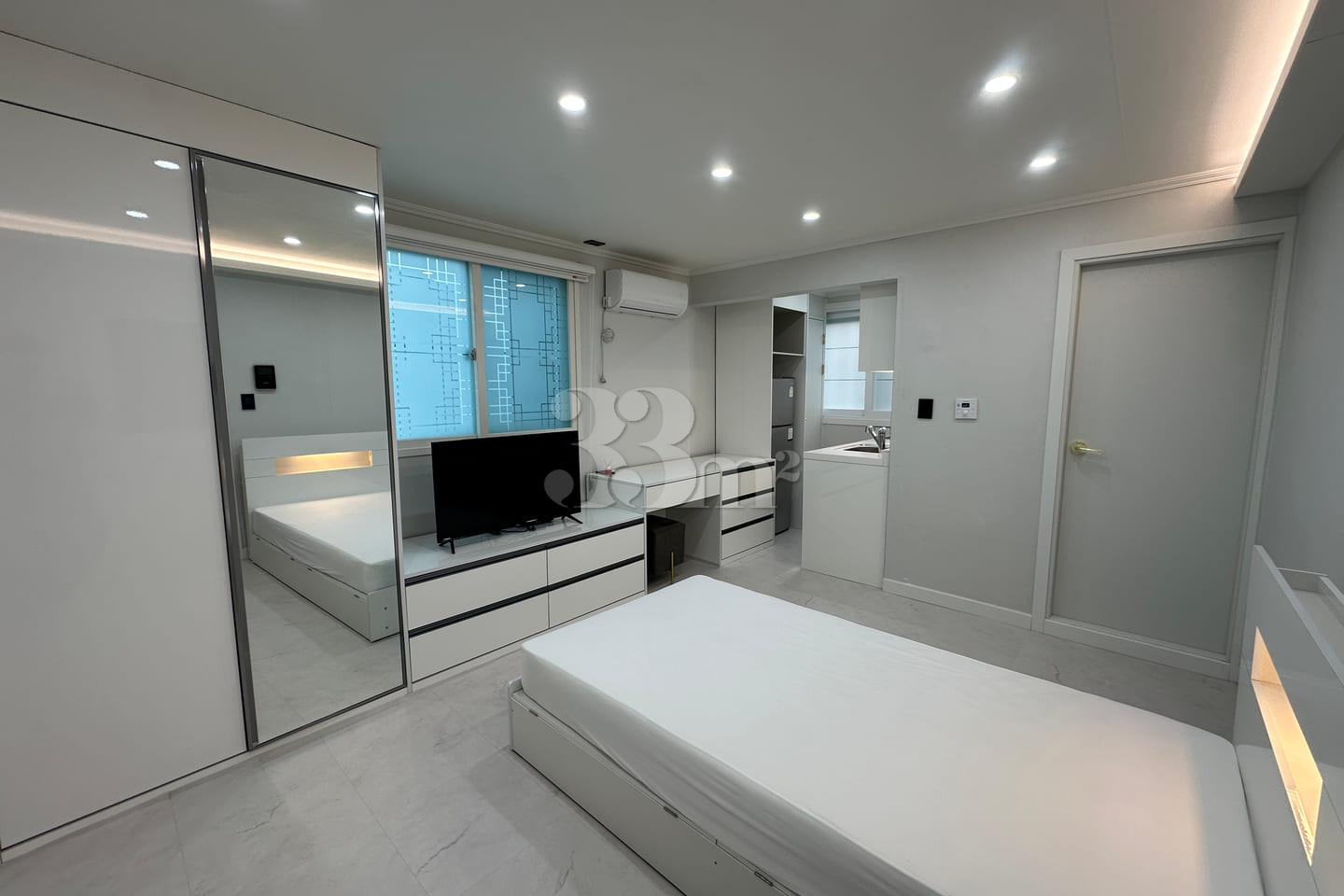 Hotel-style White Room Fully Furnished 3th image
