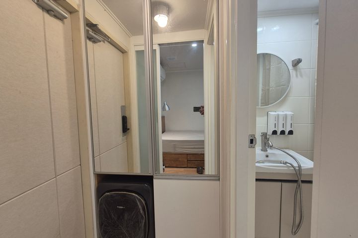 Fully furnished, renovated, 5th floor with el 6th image