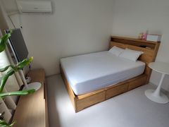 Neat and cozy, just like an apartment. 0th image
