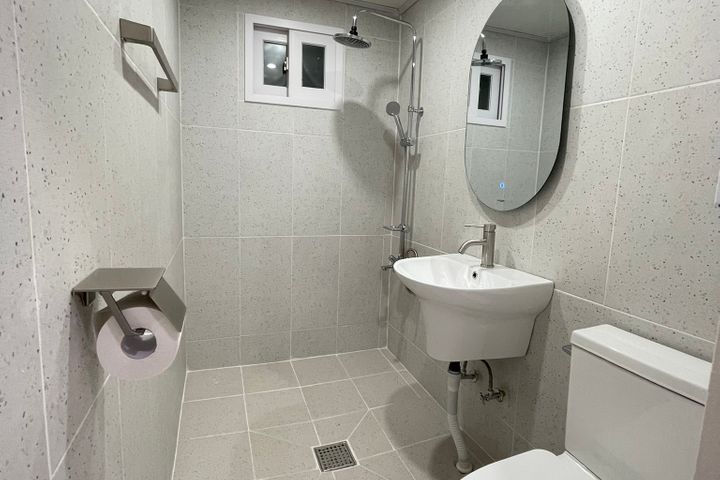 Room 103/Privacy Room 6th image