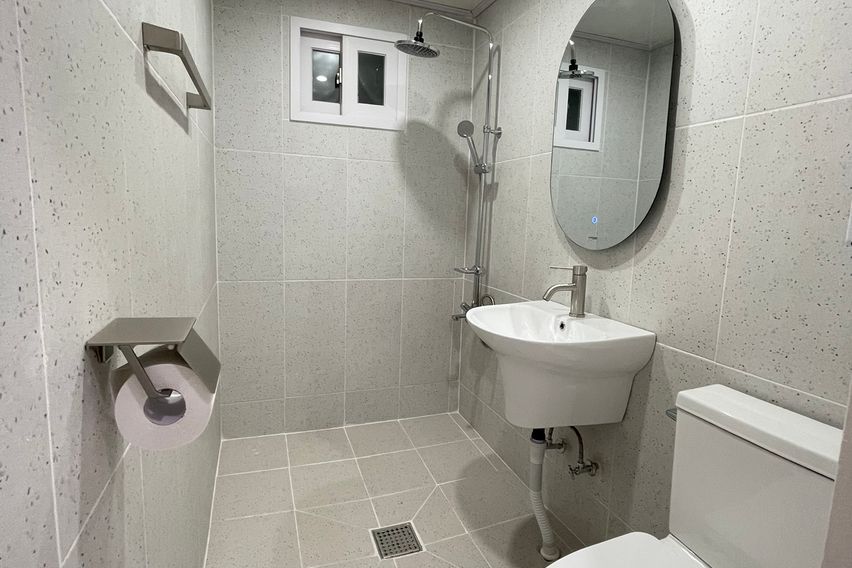 Room 103/Privacy Room 6th image