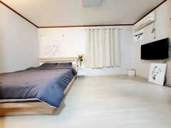 Jukdo-dong, Queen-size bed, fully furnished, 2th image