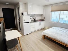 Chic & Cozy Accommodation 103 in Downtown Jun 2th image