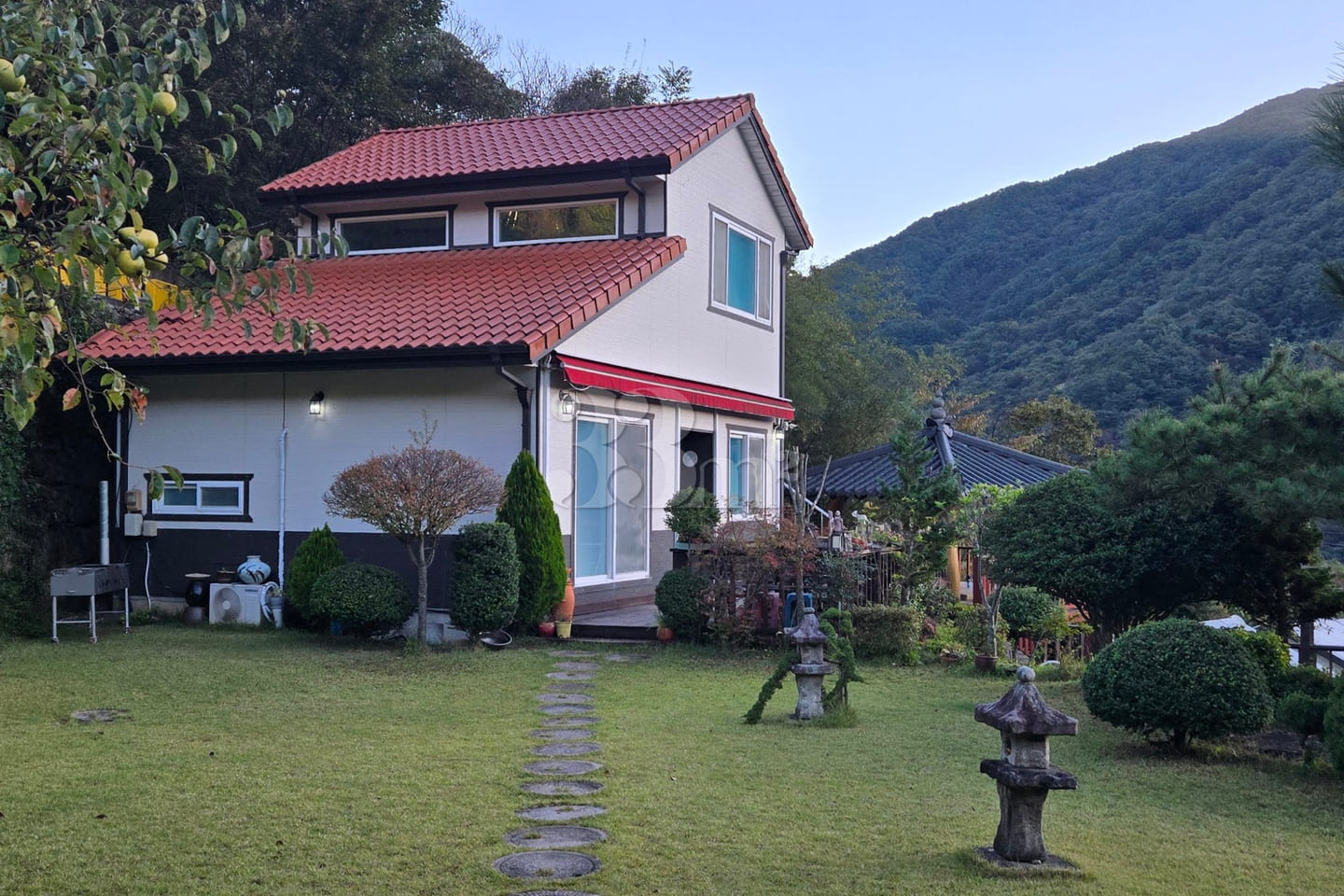 A detached house with a beautiful garden 0th image