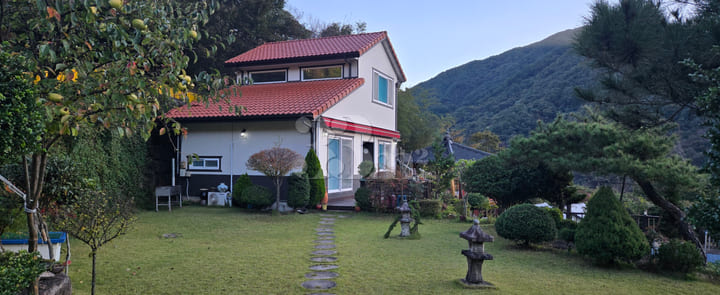 A detached house with a beautiful garden. 방 이미지