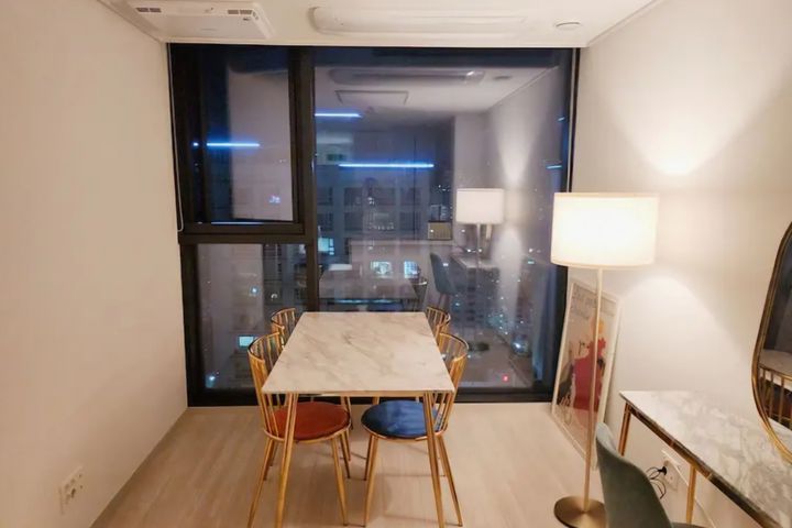 A rare, hotel-quality two-bedroom :) 2th image