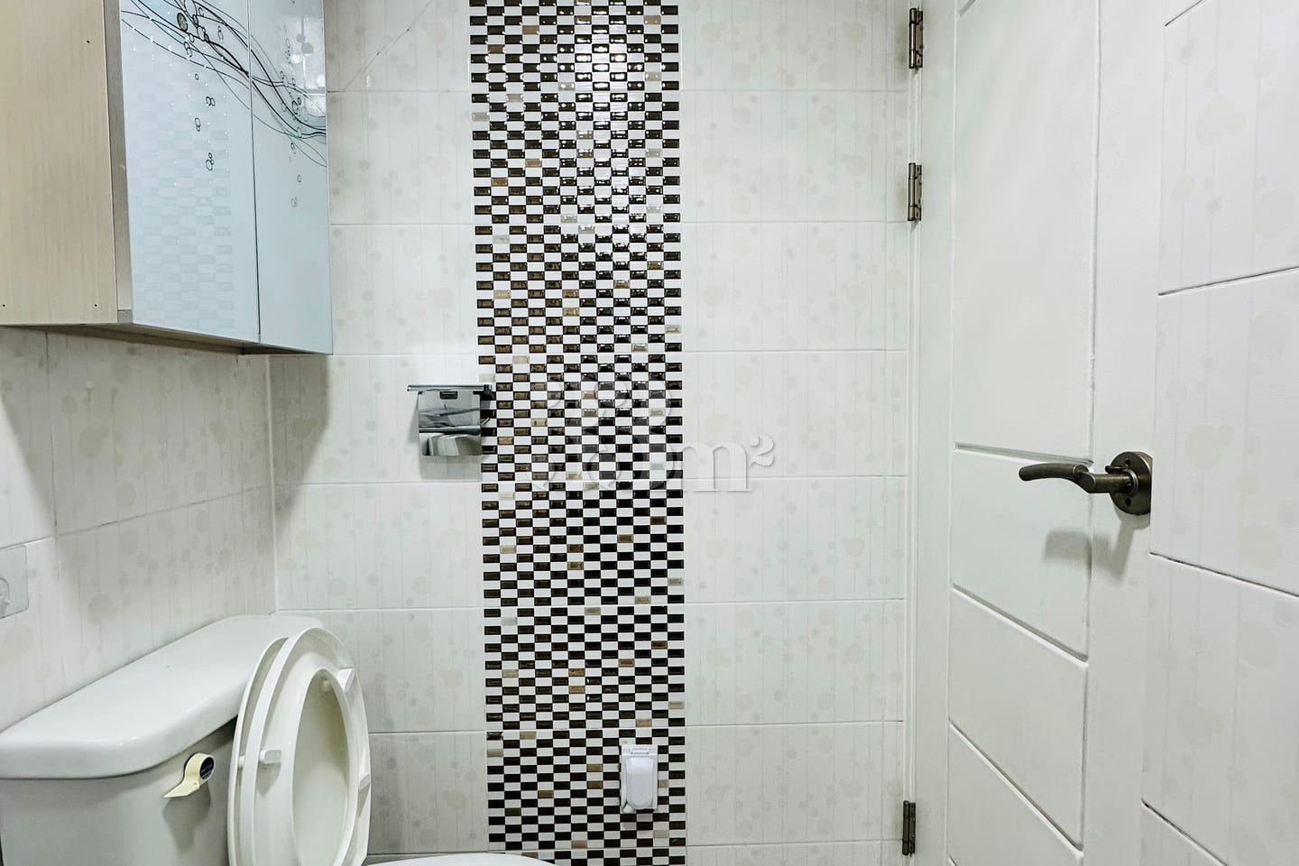 Women-only, fully furnished apartment near th 8th image