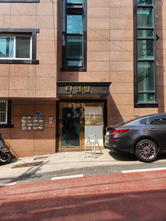 A clean house near Starbucks. 18th image