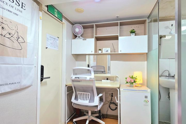Small and Cozy Room 520 6th image