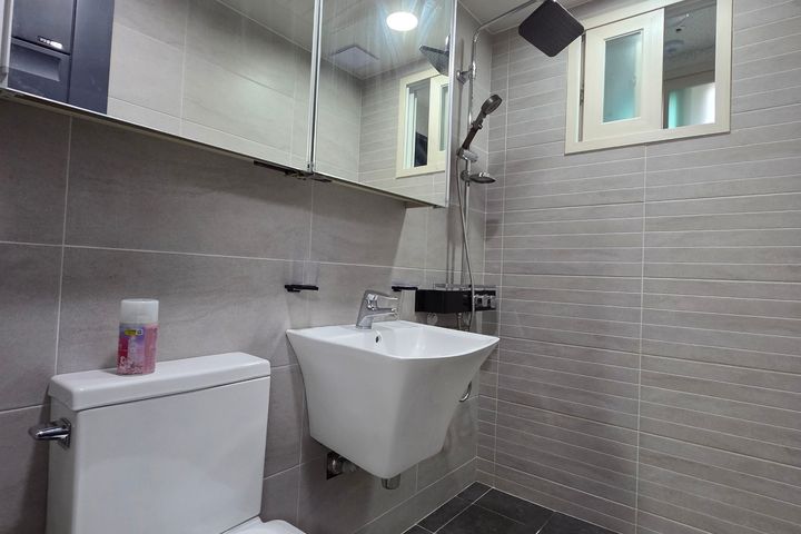 Neat two-room apartment in Doksan-dong 4th image