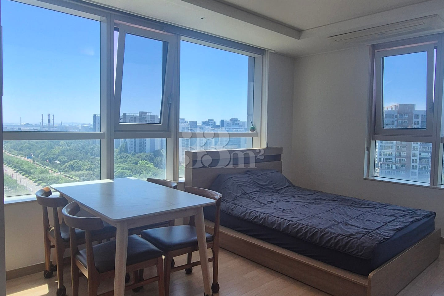 A month-long stay in a spacious house with an 7th image