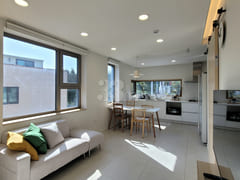 Top-floor unit overlooking the lake park [adj 0th image