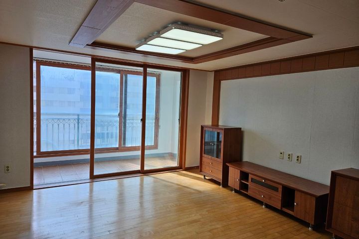 40-pyeong apartment with 4 large rooms 0th image