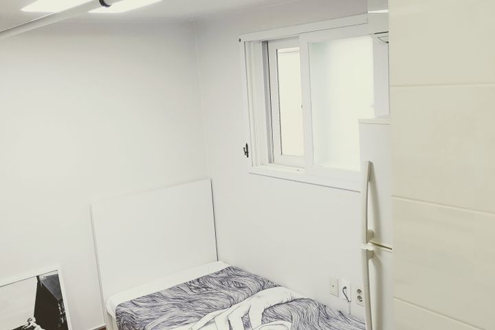 Room 305 4th image